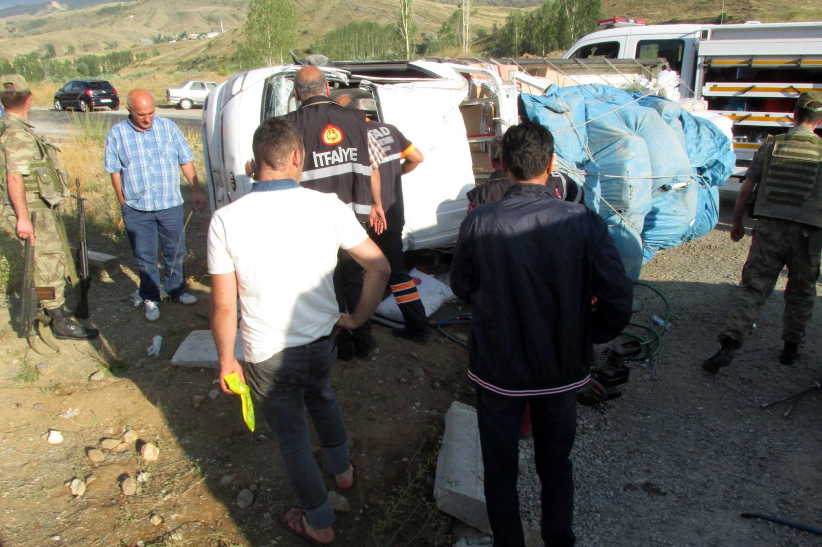 Taklalar atan ve savrulan araçta yolcu olarak bulunan Murat (26) ve Burak Baytar (15) yaralanırken, araç sürücüsü Akkol ise bulunduğu yerde sıkıştı.