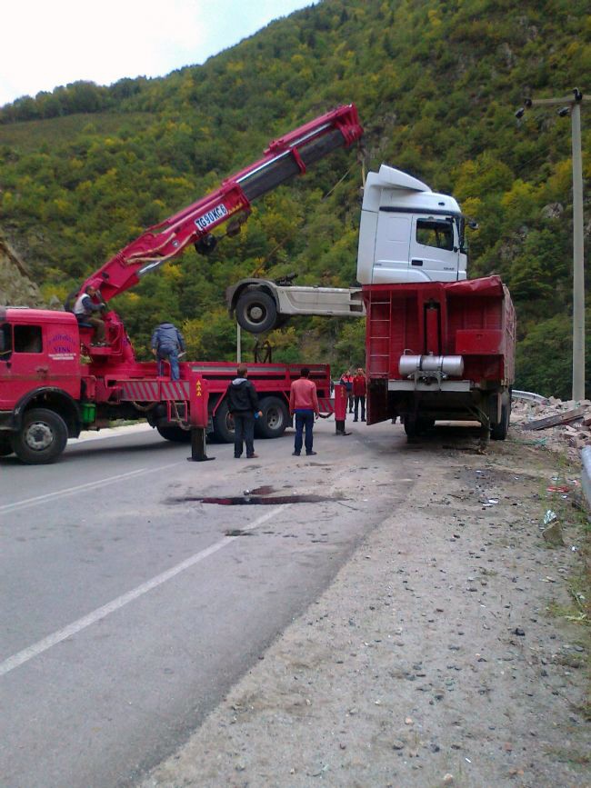  Gümüşhane’nin Kürtün ilçesinde meydana gelen trafik kazasında yan yatan tırda bulunan iki kişi yaralandı.