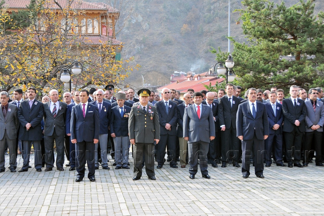 Etkinlikler kapsamında ilk olarak Hükümet Konağı önündeki Atatürk Anıtına Vali Dr. Yusuf Mayda, Garnizon Komutanı Jandarma Albay Serhat Önder ve Belediye Başkanı Mustafa Canlı tarafından çelen sunuldu. İki dakikalık saygı duruşu ve ardından okunan istiklal marşı ile bayraklar yarıya çekilirken, caddelerde ki vatandaşlar da ti sesine uyarak saygı duruşunda bulundu.