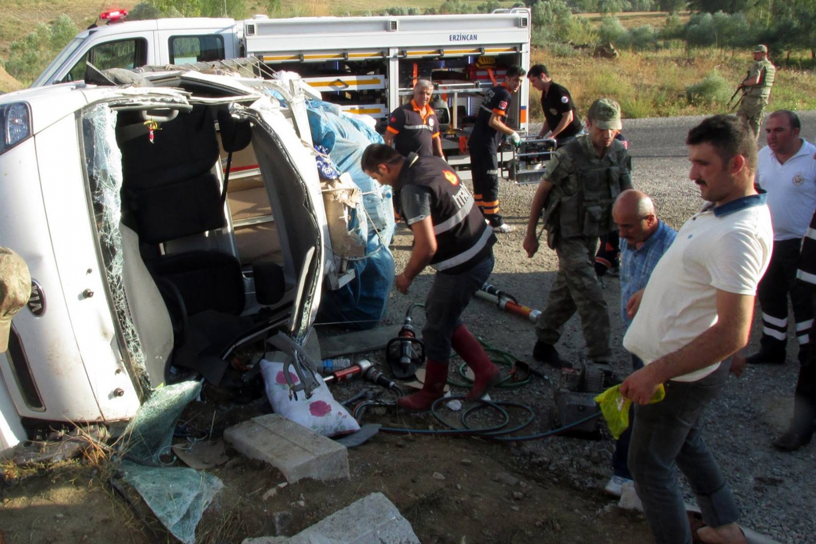 Burada ilk müdahalesi yapılan yaralılardan sürücü Akkol, kırıkları nedeniyle Gümüşhane Devlet Hastanesine sevk edilirken, diğer yaralıların durumlarının iyi olduğu öğrenildi.