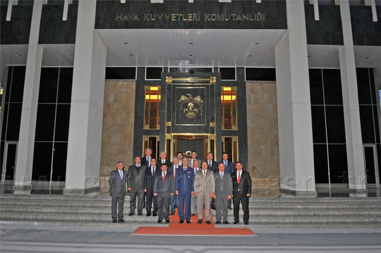 Vali Dr. Yusuf Mayda başkanlığında ki Gümüşhane heyeti, Gümüşhaneli ilk Kuvvet Komutanı olan Hava Kuvvetleri Komutanı Orgeneral Akın Öztürk’ü makamında ziyaret etti.