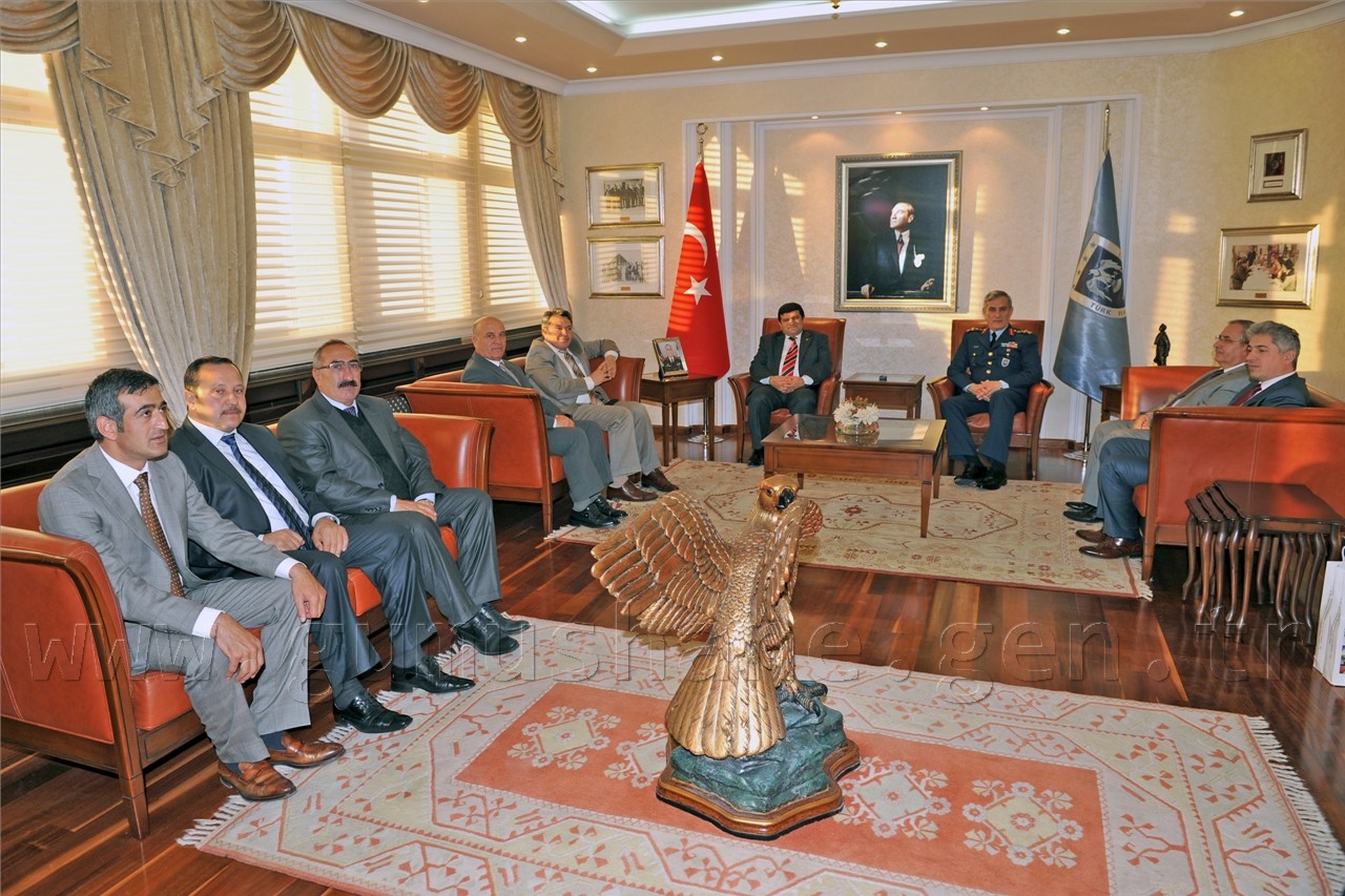 Kendisini Gümüşhane’ye davet eden Vali Dr. Yusuf Mayda’nın davetine ilk fırsatta icabet edeceğini kaydeden Orgeneral Öztürk, kendisine nezaket ziyaretinde bulunan hemşehrilerine teşekkür etti.