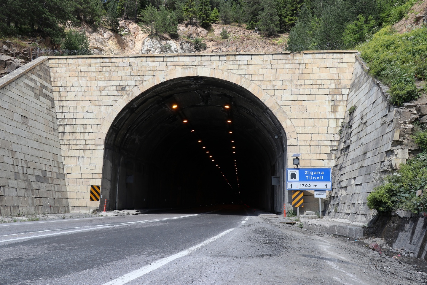 Doğu Anadolu’yu Doğu Karadeniz’e bağlayan en önemli geçitlerinden Zigana dağı geçidinde 30 yıldır hizmet veren bin 702 metre uzunluğundaki Zigana tünelinin iç aydınlatmasının Türkiye’de başka bir örneği yok.



Kaynak: http://www.gumushane.gen.tr/v2/gumushane/bu-tunelin-turkiyede-baska-bir-esi-yok-h18717.html#ixzz4oA4AZXfB 
Follow us: @gumushane on Twitter | gumushane.gen.tr on Facebook