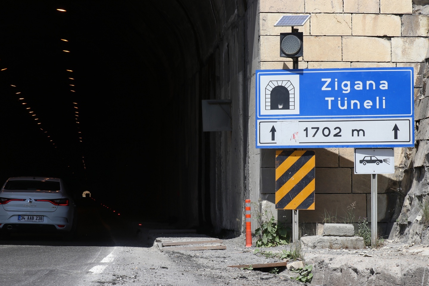 Doğu Anadolu’yu Doğu Karadeniz’e bağlayan en önemli geçitlerinden Zigana dağı geçidinde 30 yıldır hizmet veren bin 702 metre uzunluğundaki Zigana tünelinin iç aydınlatmasının Türkiye’de başka bir örneği yok.



Kaynak: http://www.gumushane.gen.tr/v2/gumushane/bu-tunelin-turkiyede-baska-bir-esi-yok-h18717.html#ixzz4oA4AZXfB 
Follow us: @gumushane on Twitter | gumushane.gen.tr on Facebook