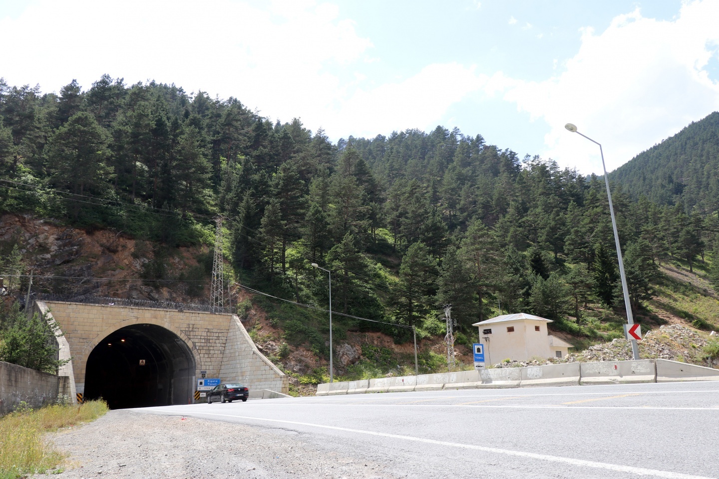 Doğu Anadolu’yu Doğu Karadeniz’e bağlayan en önemli geçitlerinden Zigana dağı geçidinde 30 yıldır hizmet veren bin 702 metre uzunluğundaki Zigana tünelinin iç aydınlatmasının Türkiye’de başka bir örneği yok.



Kaynak: http://www.gumushane.gen.tr/v2/gumushane/bu-tunelin-turkiyede-baska-bir-esi-yok-h18717.html#ixzz4oA4AZXfB 
Follow us: @gumushane on Twitter | gumushane.gen.tr on Facebook