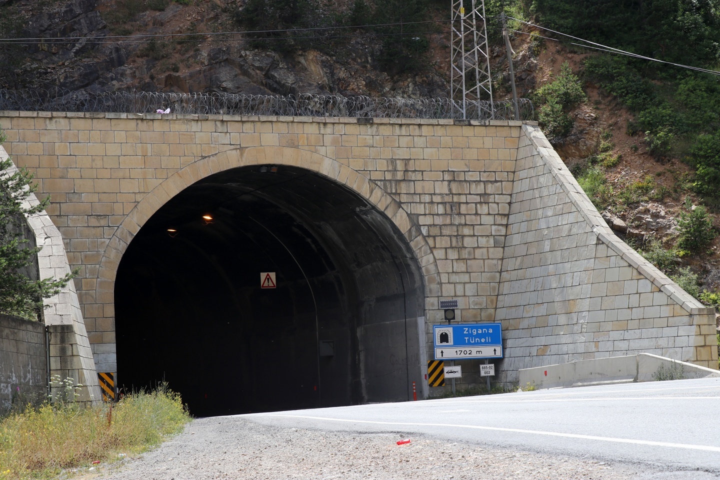 Doğu Anadolu’yu Doğu Karadeniz’e bağlayan en önemli geçitlerinden Zigana dağı geçidinde 30 yıldır hizmet veren bin 702 metre uzunluğundaki Zigana tünelinin iç aydınlatmasının Türkiye’de başka bir örneği yok.



Kaynak: http://www.gumushane.gen.tr/v2/gumushane/bu-tunelin-turkiyede-baska-bir-esi-yok-h18717.html#ixzz4oA4AZXfB 
Follow us: @gumushane on Twitter | gumushane.gen.tr on Facebook