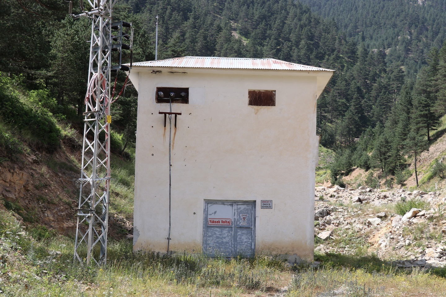 Doğu Anadolu’yu Doğu Karadeniz’e bağlayan en önemli geçitlerinden Zigana dağı geçidinde 30 yıldır hizmet veren bin 702 metre uzunluğundaki Zigana tünelinin iç aydınlatmasının Türkiye’de başka bir örneği yok.



Kaynak: http://www.gumushane.gen.tr/v2/gumushane/bu-tunelin-turkiyede-baska-bir-esi-yok-h18717.html#ixzz4oA4AZXfB 
Follow us: @gumushane on Twitter | gumushane.gen.tr on Facebook