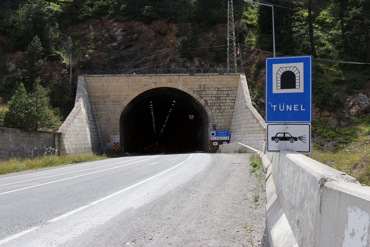 Doğu Anadolu’yu Doğu Karadeniz’e bağlayan en önemli geçitlerinden Zigana dağı geçidinde 30 yıldır hizmet veren bin 702 metre uzunluğundaki Zigana tünelinin iç aydınlatmasının Türkiye’de başka bir örneği yok.



Kaynak: http://www.gumushane.gen.tr/v2/gumushane/bu-tunelin-turkiyede-baska-bir-esi-yok-h18717.html#ixzz4oA4AZXfB 
Follow us: @gumushane on Twitter | gumushane.gen.tr on Facebook