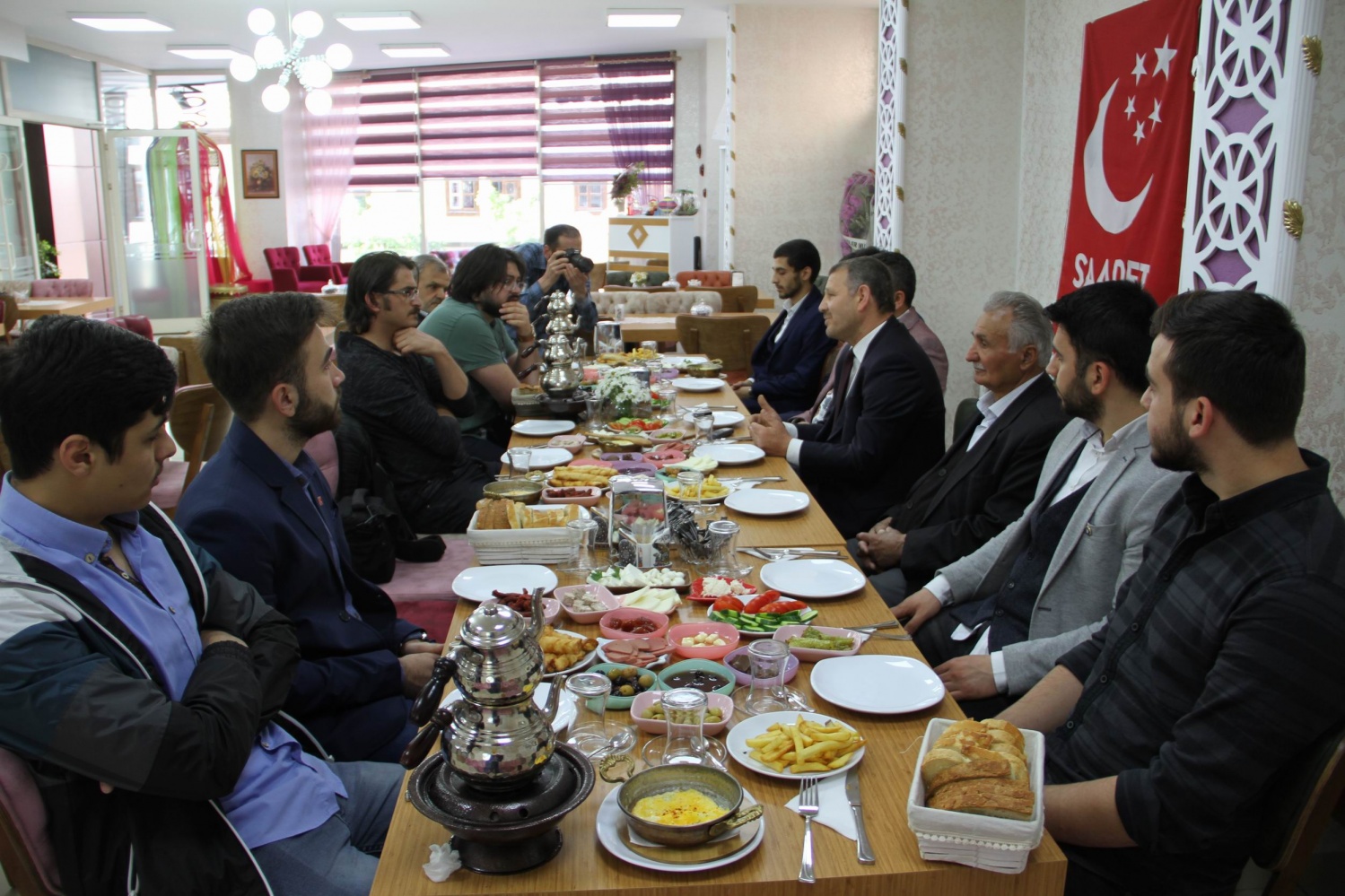 Cumhurbaşkanlığı ve Başkanlık seçim sürecinde de Saadet Partisi’nin adayı olan Temel Karamollaoğlu içinde yasal zorunluluğu olan 100 bin imza için Gümüşhane’de 5-9 Mayıs tarihleri arasında seçim kurullarında adaylık teklifi hususunda imza verileceğini ifade eden Demir, “Biz siyasete Yunus Emre’nin ve Mevla’nın gönül perspektifinden baktığımızı ve memlekete olan muhabbetimizi yunusun gönül coşkusundan Mevlana’nın değerlerinden doğduğunu ifade etmek istiyorum. Gümüşhane’de olsun Türkiye’de olsun milli görüş harekâtı toplum nezdinde önemli bir yer tutmaktadır. Bu bağlamda Milli Görüş harekâtının ve Saadet Partisinin İl başkanlığını yapmanın gururunu ifade etmek istiyorum. 27. Dönem milletvekili aday adaylığı başvurumu yaptım. Yapmış olduğum bu adaylık sürecinin memleketimize ve İlimize hayırlı olmasını temenni ediyorum” şeklinde konuştu.