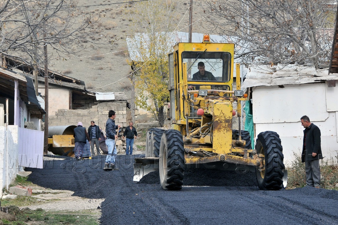 İl Özel İdaresi Genel Sekreteri Ekrem Akdoğan, havaların ısınmasıyla başladıkları asfalt çalışmalarını bu hafta itibariyle hem mevsim şartları hem de mevcut işlerin bitirilmesiyle birlikte sonlandırdıklarını söyledi.