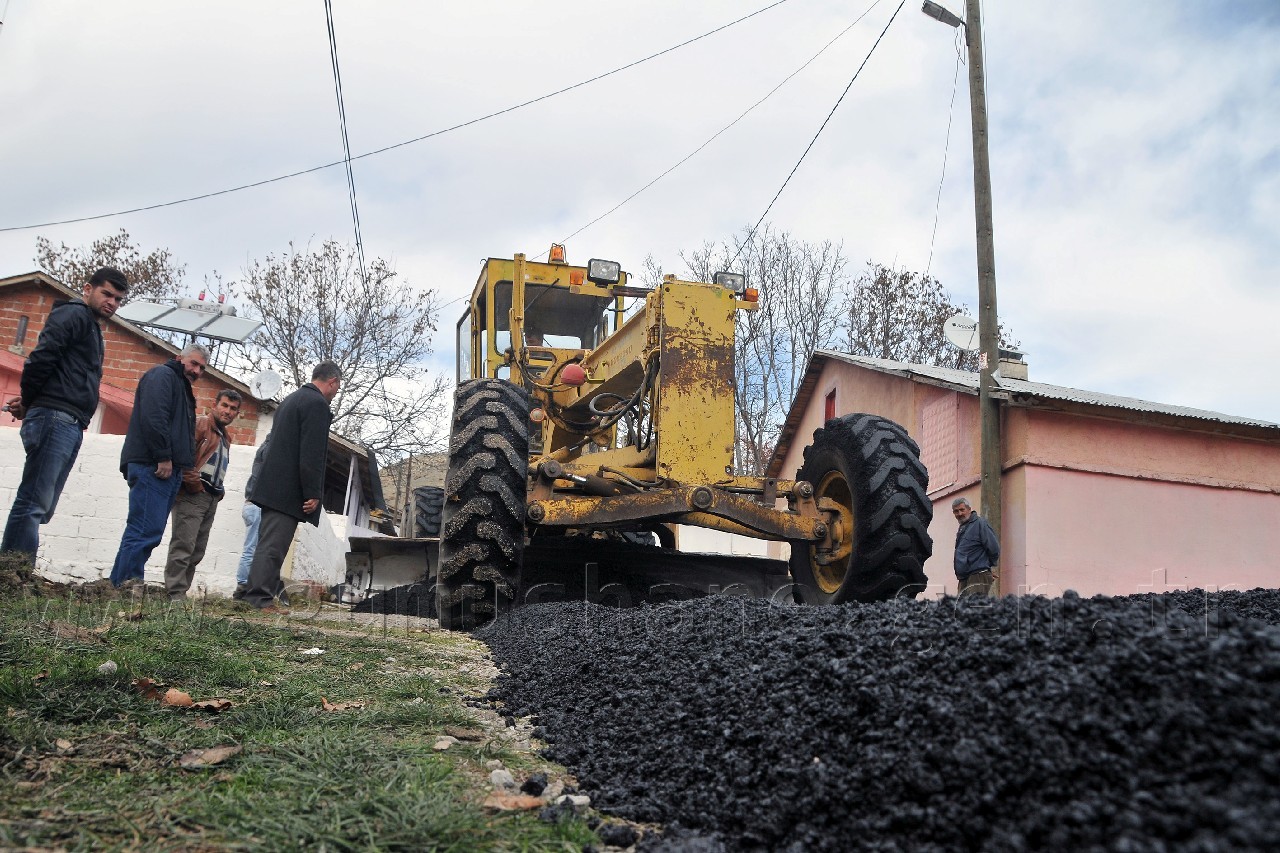 Ayrıca İl Özel İdaresi imkanları ile Kale köyündeki tesislerde 14 bin 250 ton sıcak karışım asfalt üreterek merkez ve tüm ilçelerdeki köylerin 829 kilometrelik mevcut asfalt yollarına yama işlerini de bitirdiklerini dile getiren Akdoğan, bu yıl yaptıkları asfalt çalışmalarının toplam değerinin 5 milyon lira olduğunu da sözlerine ekledi.