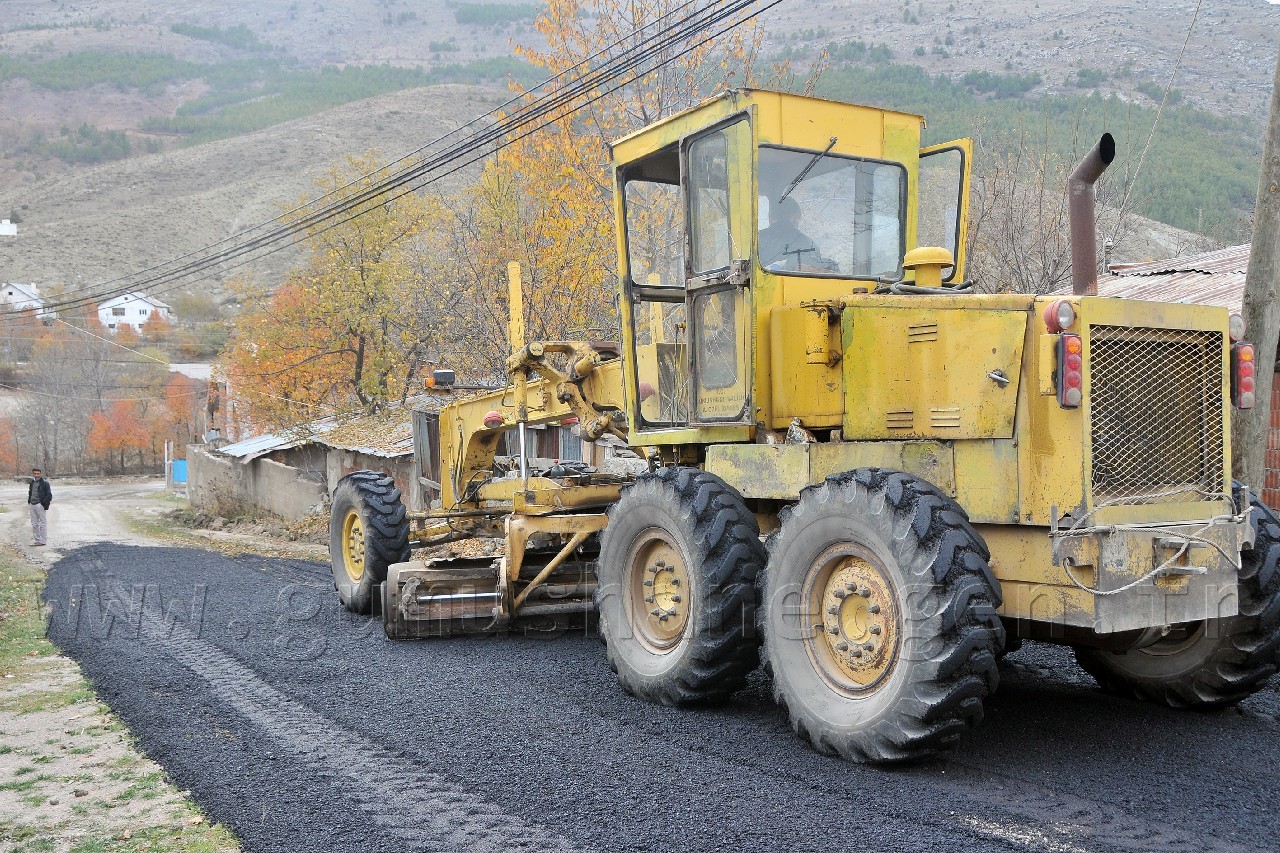 Akdoğan, “İlimizde mevcut 321 köyümüzün yayla ve mezralarıyla birlikte 4 bin 124 kilometrelik bir yol ağı var. Son yıllarda KÖYDES ve kendi kaynaklarımızla birlikte altyapısını tamamladığımız köy yollarımızı sırasıyla asfalta dönüştürüyoruz. Tüm bu yol ağını hesapladığımızda asfalt yol oranımız yüzde 20’lerin üzerine çıkarken, yalnızca sürekli yerleşim yerleri olan köy yollarını hesapladığımızda ise bu oran yüzde 40’ın üzerine çıkıyor.” dedi.