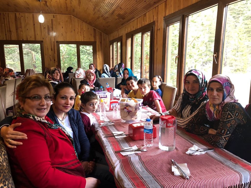 Gümüşhane Belediyesi bünyesindeki ‘Aile Yaşam Merkezi’ Belediye Başkanı Ercan Çimen’in eşi Gülsen Çimen önderliğinde gerçekleştirdiği sosyal sorumluluk projeleriyle gönülleri fethetmeye devam ediyor.