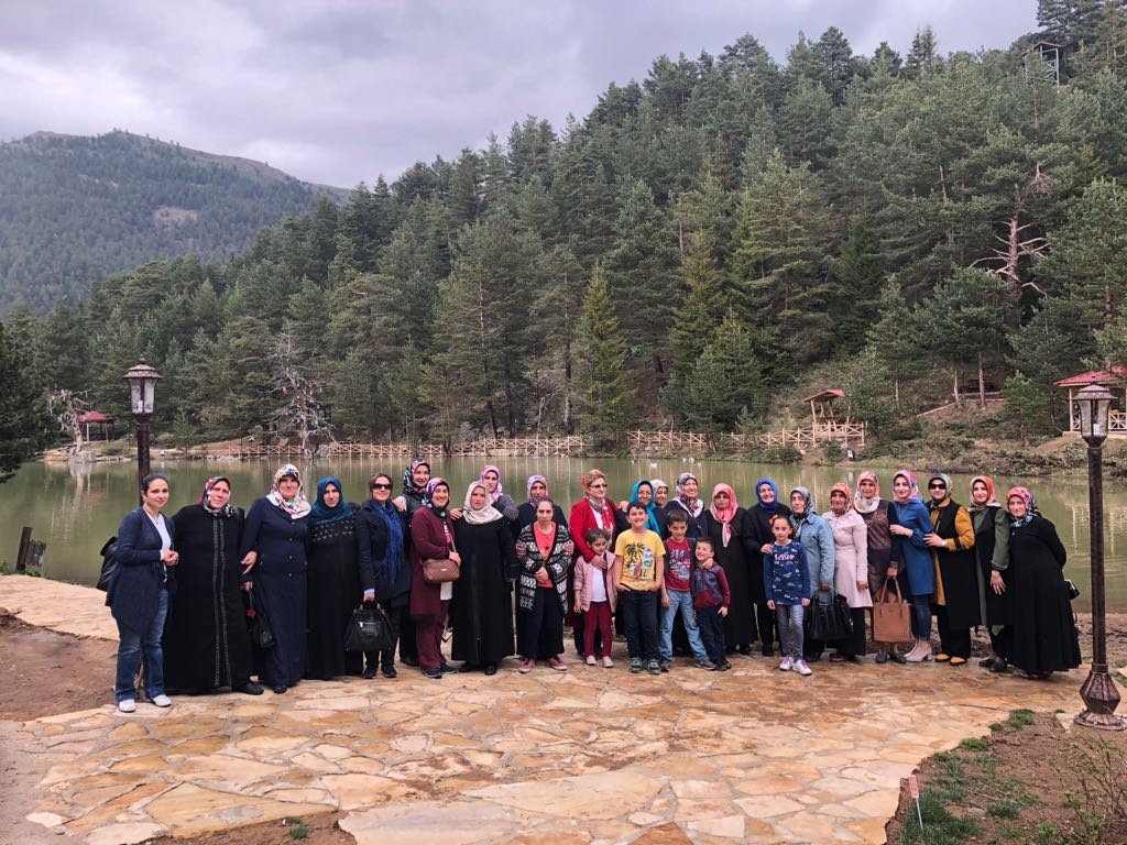 Geçtiğimiz haftalarda Torul Kalesi Cam Seyir Terasına gezi düzenleyen merkez, yaklaşık 35 kişinin katılımıyla bu kez denizden 2 bin 24 metre yükseklikteki huzurun adresi olarak tanımlanan Limni Gölü Tabiat Parkına gezi düzenledi.