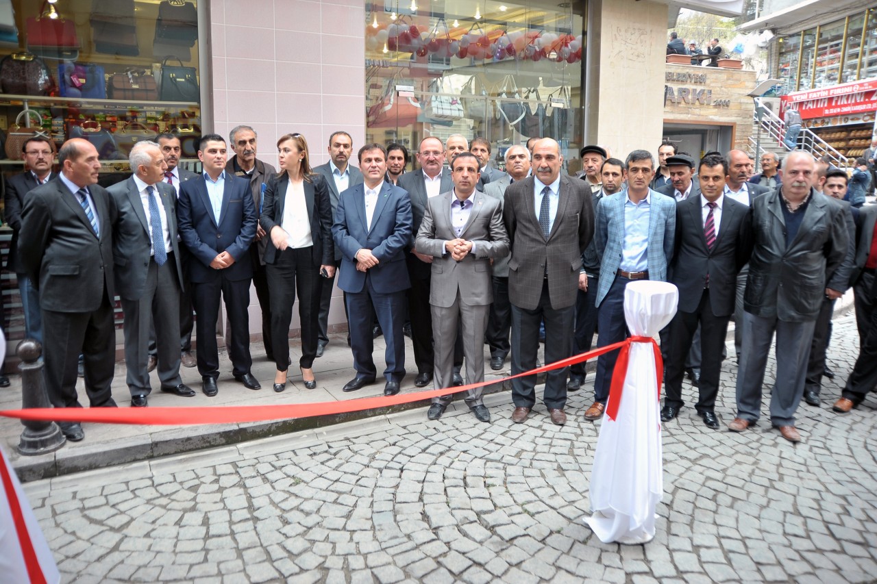 Gümüşhane’de genç girişimci İsmail Öztürk tarafından hizmet vermeye başlayan “Chicken Pizza” törenle açıldı.