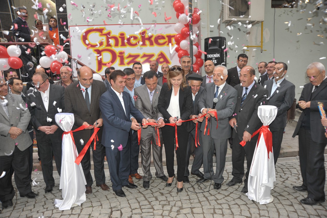 Atatürk Caddesi üzerindeki işyerinin açılışı nedeniyle yapılan törene Vali Yardımcısı Meral Uçar, Belediye Başkan Yardımcısı Şevki Aşkın, Ticaret ve Sanayi Odası Başkanı İsmail Akçay, Esnaf ve Sanatkarlar Odaları Birliği Başkanı Ali İsmail Daltaban, AK Parti Gümüşhane İl Başkanı Ercan Çimen, CHP Gümüşhane İl Başkanı Atilla Sait Özdamar, Gümüşhanespor Kulübü Başkanı İdris Çimen ve davetliler katıldı. 