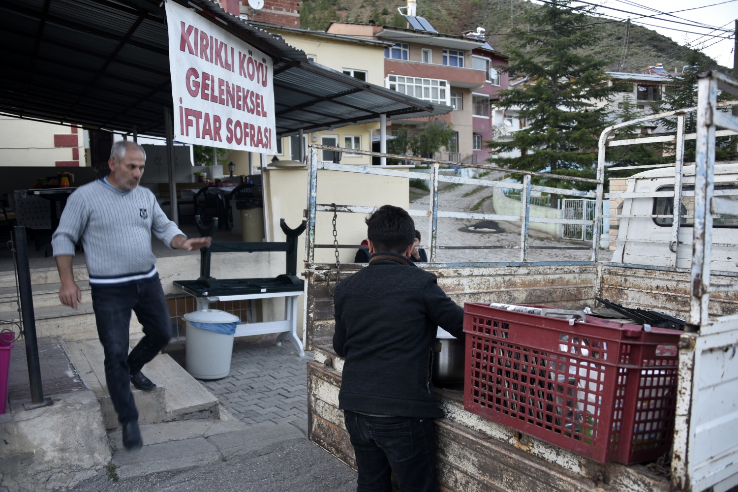 Van’ın Erciş ilçesinden gelen Mahmut Benzer ise daha önce televizyonda bu organizasyonu gördüğünü, bu tür bir uygulamanın örneğini de görmediğini belirterek köylülere teşekkür etti.