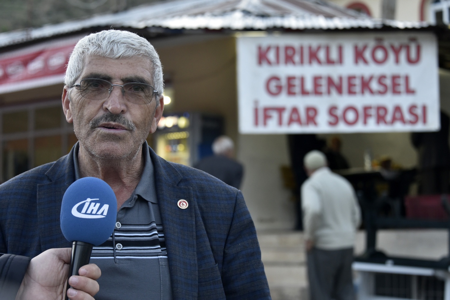 Kırıklı köyü muhtarı Hasan Yağız, bilenlerin iftar saatine göre kendini ayarlayıp buraya gelip iftarını yapıp sonra tekrar yoluna devam ettiğini belirterek, “Yemek için hayırsever vatandaşlar para veriyor. Bizde kumanya alıp mutfağımıza getiriyoruz. Aşçımız yemeğini yapıp kahvenin yanındaki alanda köylülerin yardımıyla servis yapılarak yürütülüyor” dedi.