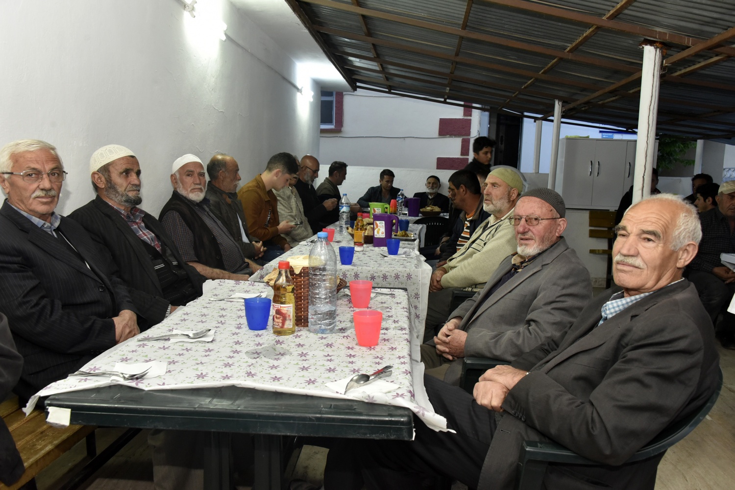 Daha sonra sırf bu hayırlı gelenek için köyde özel mutfak kuran köylüler, sadece Ramazan ayında çalışmak üzere aşçı ve yardımcı tutarak bu hizmeti her iftarda 4 çeşit yemekle hergün farklı bir menüyle profesyonel hale getirdi.