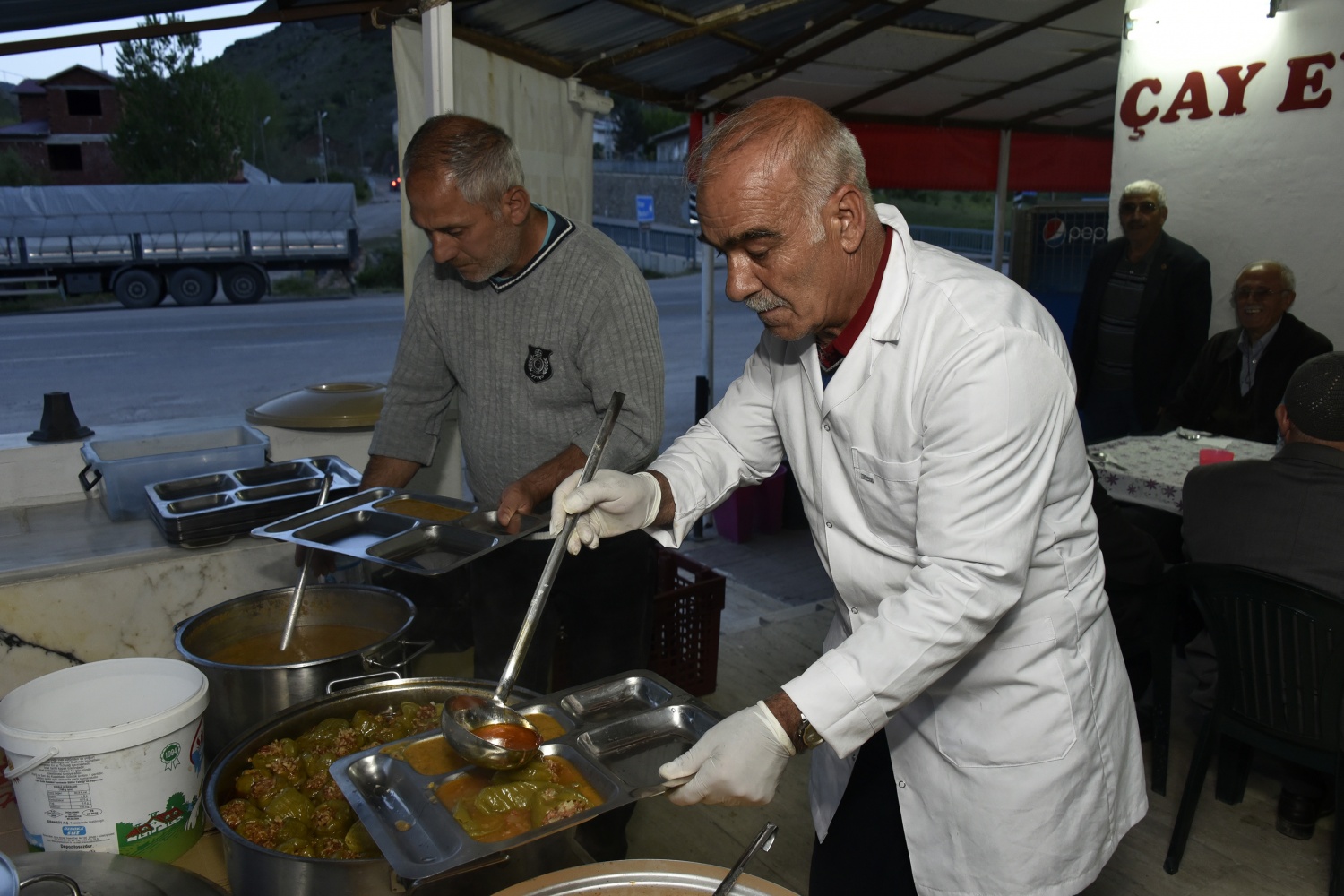 Gümüşhane-Erzincan karayolu üzerindeki Kırıklı köyünde 13 yıldır her Ramazan ayında yoldan geçenler için ücretsiz iftar yemeği veriliyor.