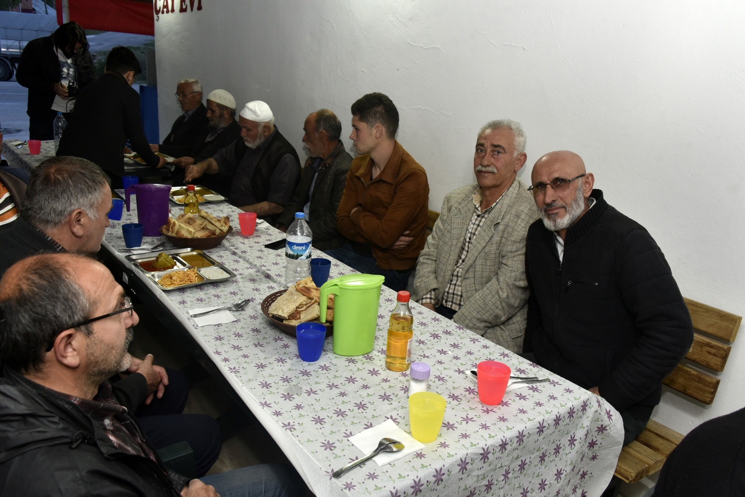 İlk başta merhum muhtar Alim Aşkın’ın bu geleneği başlattığını hatırlatan Yağız, “Kahvede vatandaşın biri gelmiş iftar açacak. Pide, zeytin, peynirle orucunu açacağını görünce biz böyle bir şey yapsak olur mu diyerek köylülerle paylaştı. Komşuların da olurlarıyla evlerden sırayla yapılan yemeklerle başladık bu işe” diye konuştu.