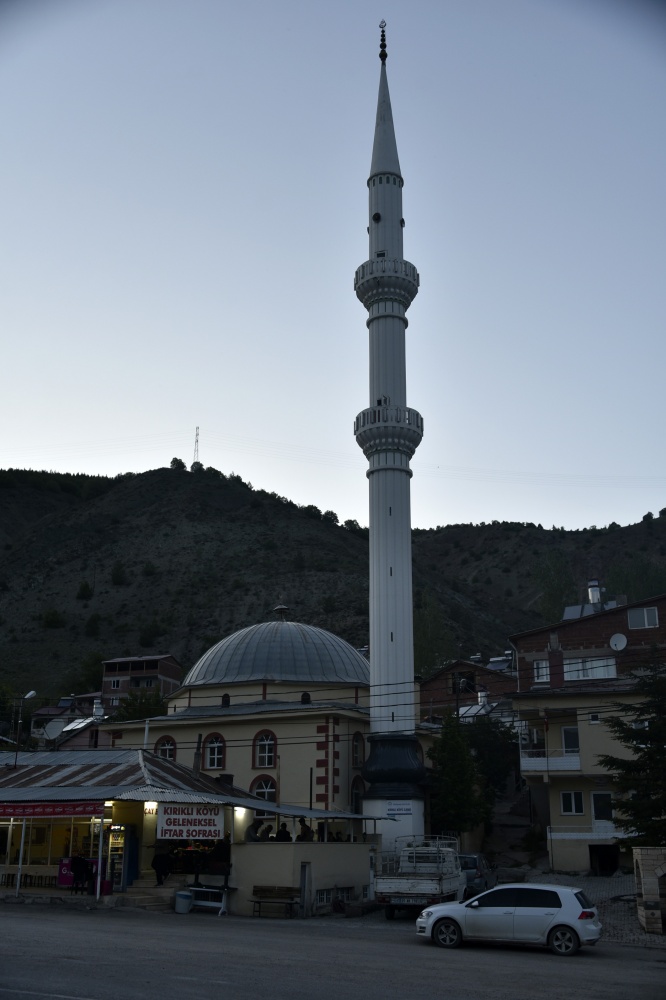 Muhtar Yağız, geleneği bilmeyen bazı vatandaşların yemeğin ardından lokanta sanarak para vermek istediğini ve almayınca da teşekkür edip hayır dualarıyla yoluna devam ettiğini sözlerine ekledi.