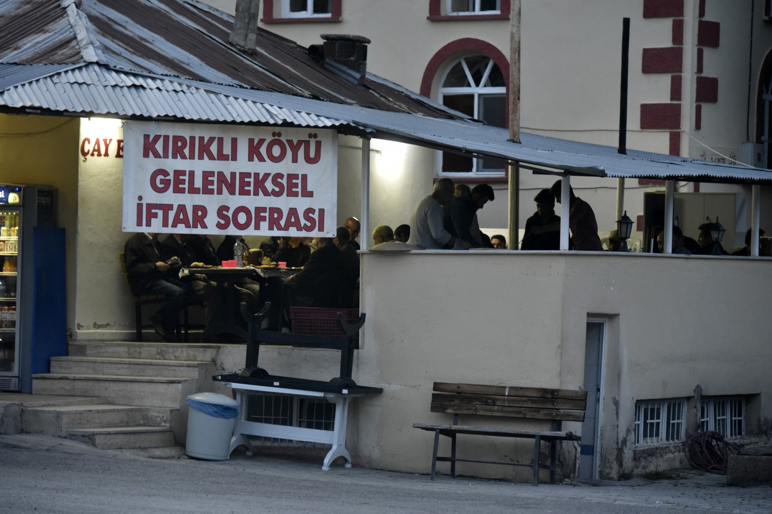 Günlük 4 çeşit yemek çıkardıklarını ve hergün farklı menü yaptıklarını kaydeden Şahin, “Ortalama 80 kişilik yemek çıkarıyoruz. Yoldan geçen bütün vatandaşlar burada gelir ve yemeğini yer. Köylünün yardımıyla devam ediyor. İnşallah böyle yıllarca devam eder gider” şeklinde konuştu.