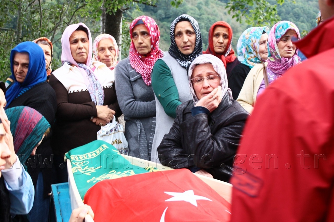 Gümüşhane’de geçirdiği trafik kazasında hayatını kaybeden Köse İlçe Hastanesi Başhekimi Dr. Sezgin Demir, bugün gözyaşları arasında son yolculuğuna uğurlandı.  