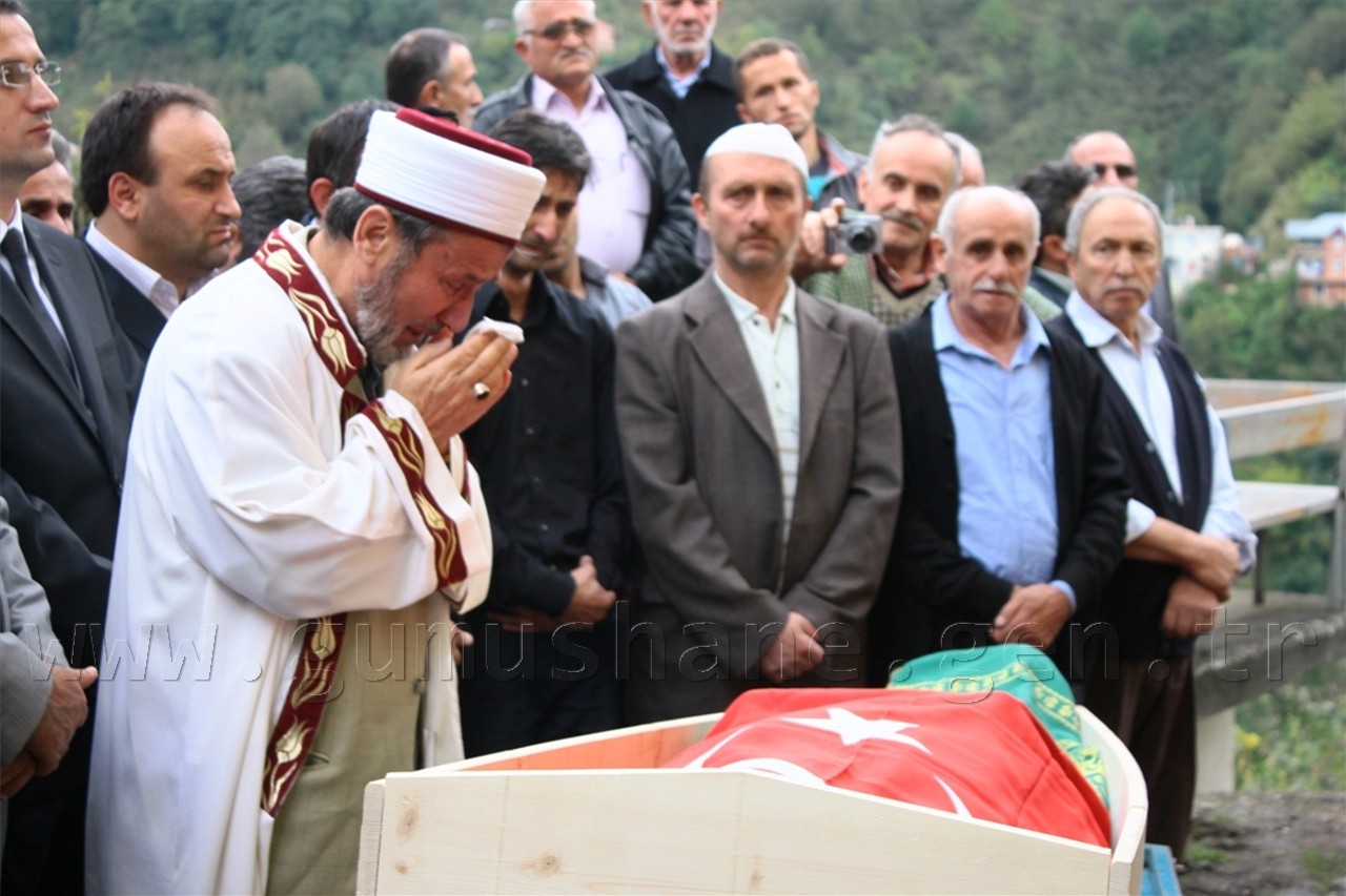 Baba ocağı Trabzon’un Beşikdüzü ilçesi Yenicami köyünde bugün ikindi namazı sonrası kılınan cenaze namazını yeğeninin ölüm haberini Medine’de alan ve dayısı Muhammed Demir gözyaşları içinde kıldırdı. 