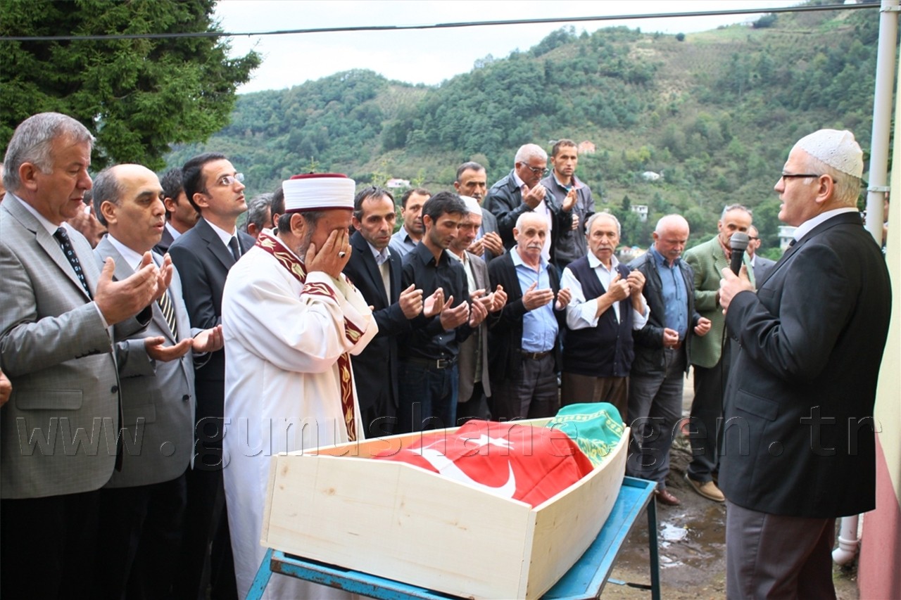 Beşikdüzü Kaymakamı Alaattin Aktaş, Gümüşhane'nin Köse İlçesi Kaymakamı Arif Karaman, Gümüşhane İl Sağlık Müdürlüğü ve Halk Sağlığı Müdürü yetkili ve çalışanları ile akrabalarının katıldığı cenaze töreni öncesi Sezgin Demir'in 1 haftalık eşi Tuğba ve annesi Şükriye Demir, gözyaşlarına boğularak ağıtlar yaktı. Demir, yapılan son görevin ardından aynı köydeki aile kabristanlığında toprağa verildi.