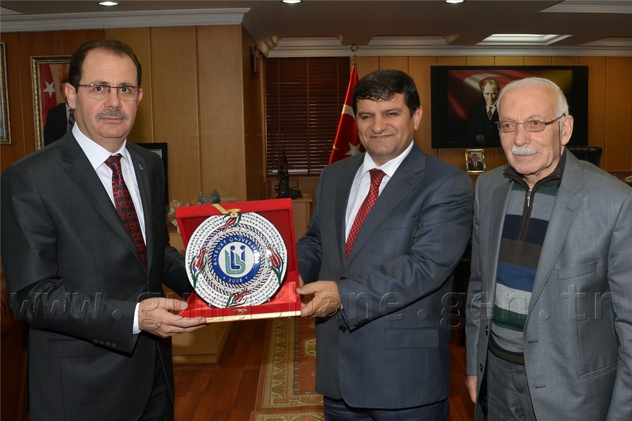 Bayburt Üniversitesi Rektörü hemşehrimiz Prof.Dr. Selçuk Coşkun ve Rektör Yardımcısı hemşehrimiz Prof.Dr. Necmettin Tozlu, Gümüşhane Valisi Dr. Yusuf Mayda’yı makamında ziyaret etti.
Valilik makamında Rektör Coşkun ve Rektör Yardımcısı Tozlu ile bir süre görüşüp sohbet eden Vali Mayda’ya Rektör Coşkun Geleneksel Türk El Sanatları bölümünde yapılan çini tabak takdim ederken,