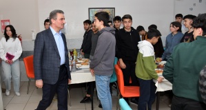 Vali Baruş Fen Lisesi öğrencileriyle iftar sofrasında buluştu