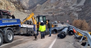 Gümüşhane’de boru yüklü tır duvara çarptı: 1 ağır yaralı