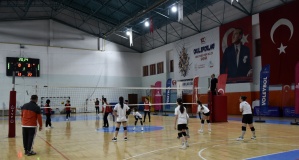 Gümüşhane’de anneler ve kızları voleybol maçında karşılaştı