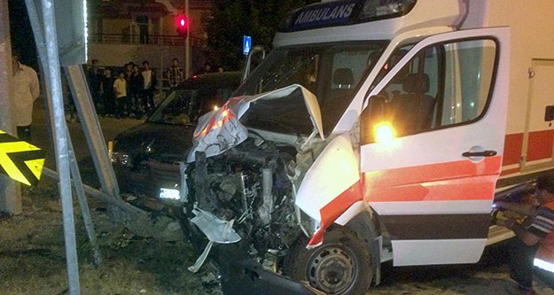 Kazaya giden ambulans kaza yaptı