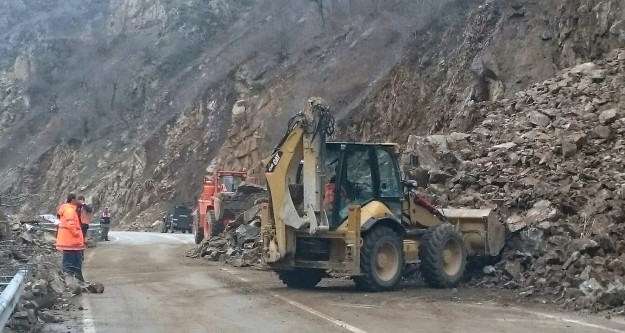 Gümüşhane-Giresun Karayolunda Yine Heyelan