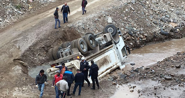 Hafriyat kamyonu Harşit çayında devrildi