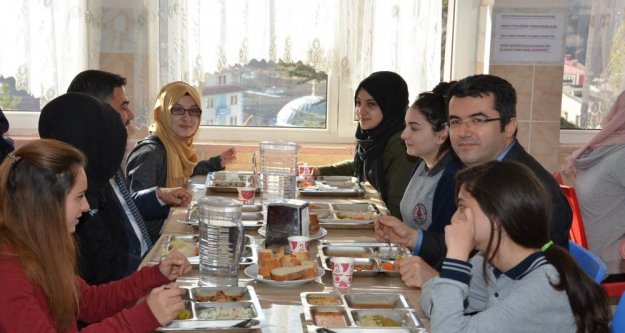 Vali Memiş’ten Gümüşhane Lisesi’ne Öğretmenler Günü ziyareti