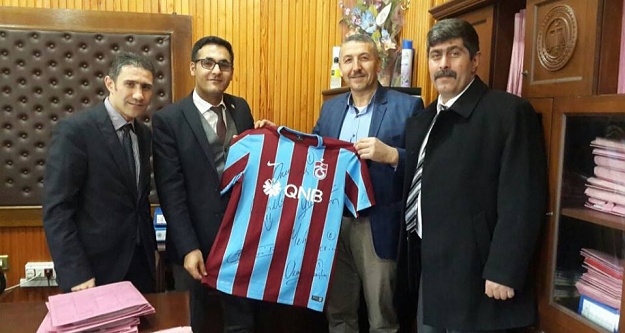 Torul Trabzonspor derneğinden Cumhuriyet Savcısına forma