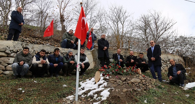 Rektör Zeybek’ten Şehit Öğretmenin kabrine ve ailesine ziyaret