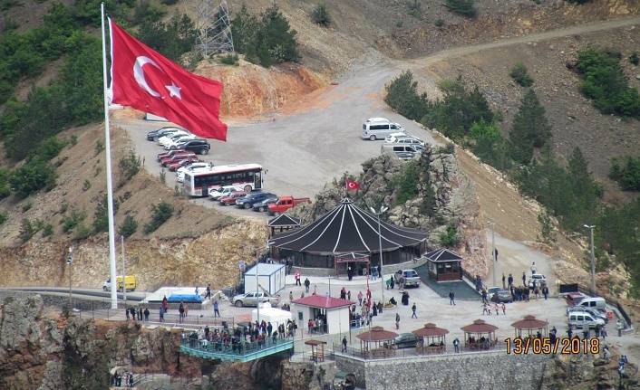 Türkiye’nin en büyüklerinden birisi Torul Cam Seyir Terasında