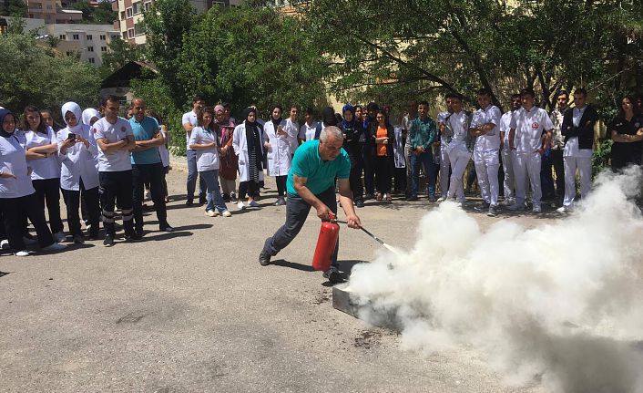 Gümüşhane Devlet Hastanesi’ndeki yangın tatbikatı gerçeğini aratmadı