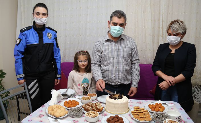 Polislerden acil servis hemşiresine doğum günü sürprizi