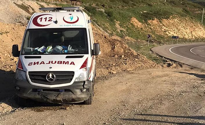 Gümüşhane'nin ambulansı Kop dağında kaza yaptı: 2 yaralı