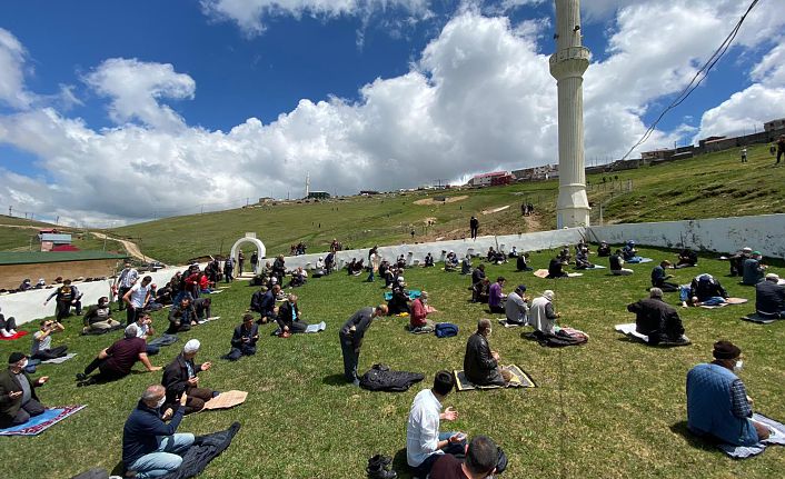 Kadırga'da üstü açık camide sosyal mesafeli Cuma namazı böyle kılındı  