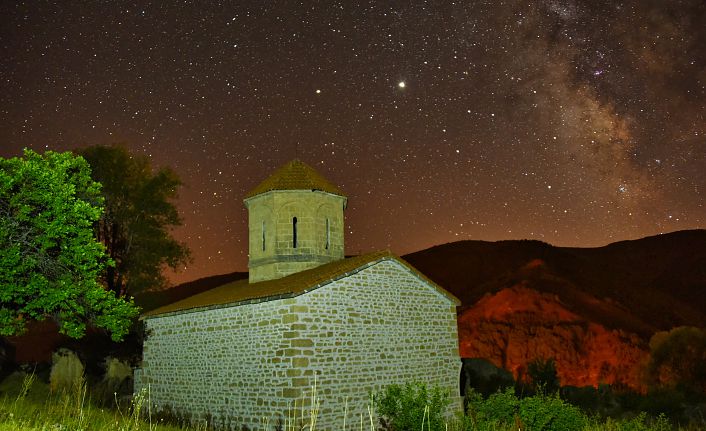 Perseid meteor yağmurunu 670 yıllık tarihi yapıda izlediler