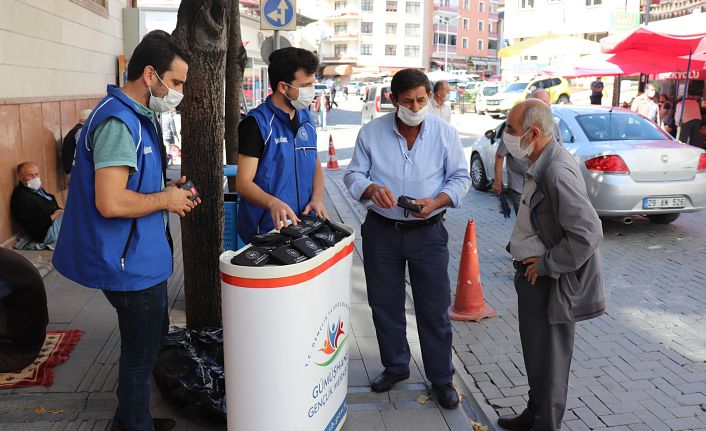 Gençlik Merkezi Cuma namazında seccade dağıtıyor