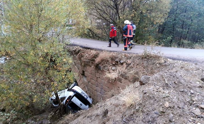 Otomobil köprüden yuvarlandı: 4 yaralı