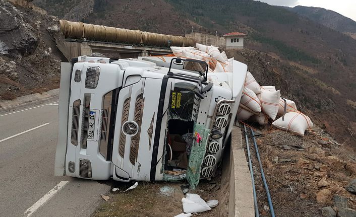 Gümüşhane'de saman yüklü tır devrildi: 2 yaralı