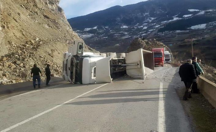 Gümüşhane'de tır devrildi: 1 yaralı